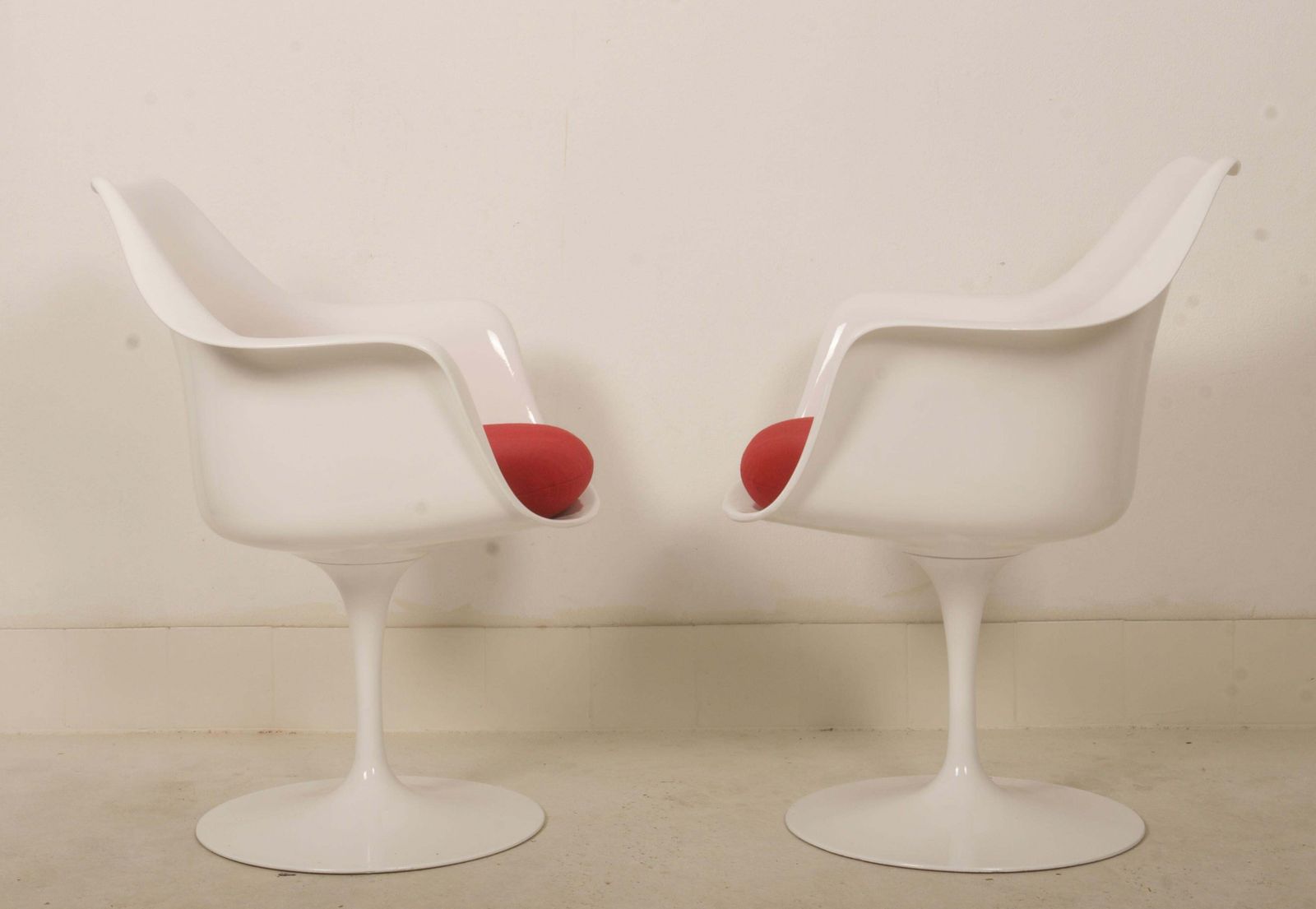 Set Of Two Eero Saarinen Model 151 Tulip Armchairs photo vintage