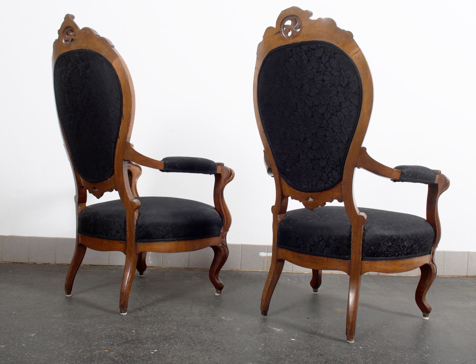 photo vintage Pair Of Louis XV Style Walnut Wood Armchairs