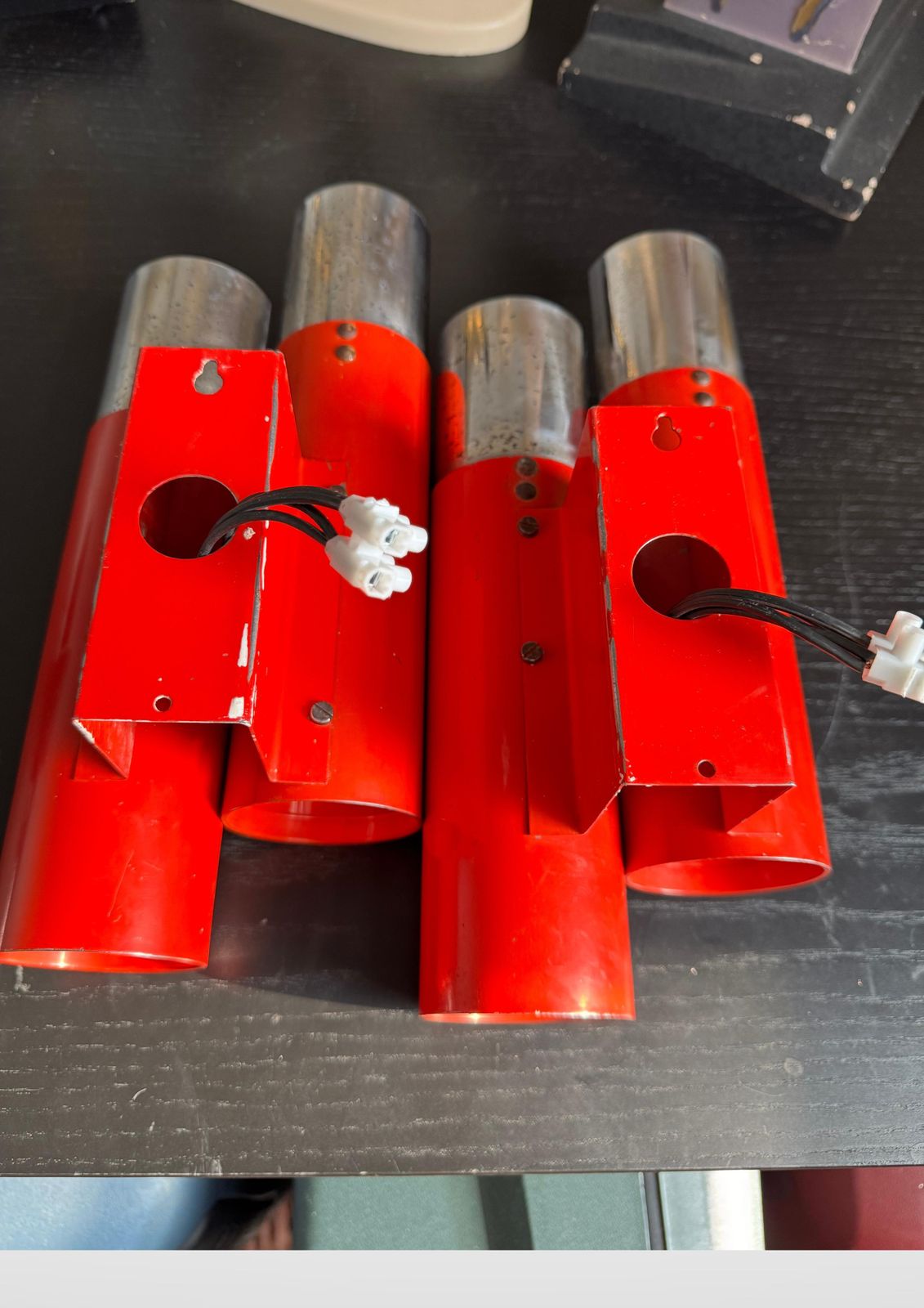 photo furniture Stilnovo Mod. 2701 Pair Of Wall Sconces In Red Lacquer And Chromed Steel