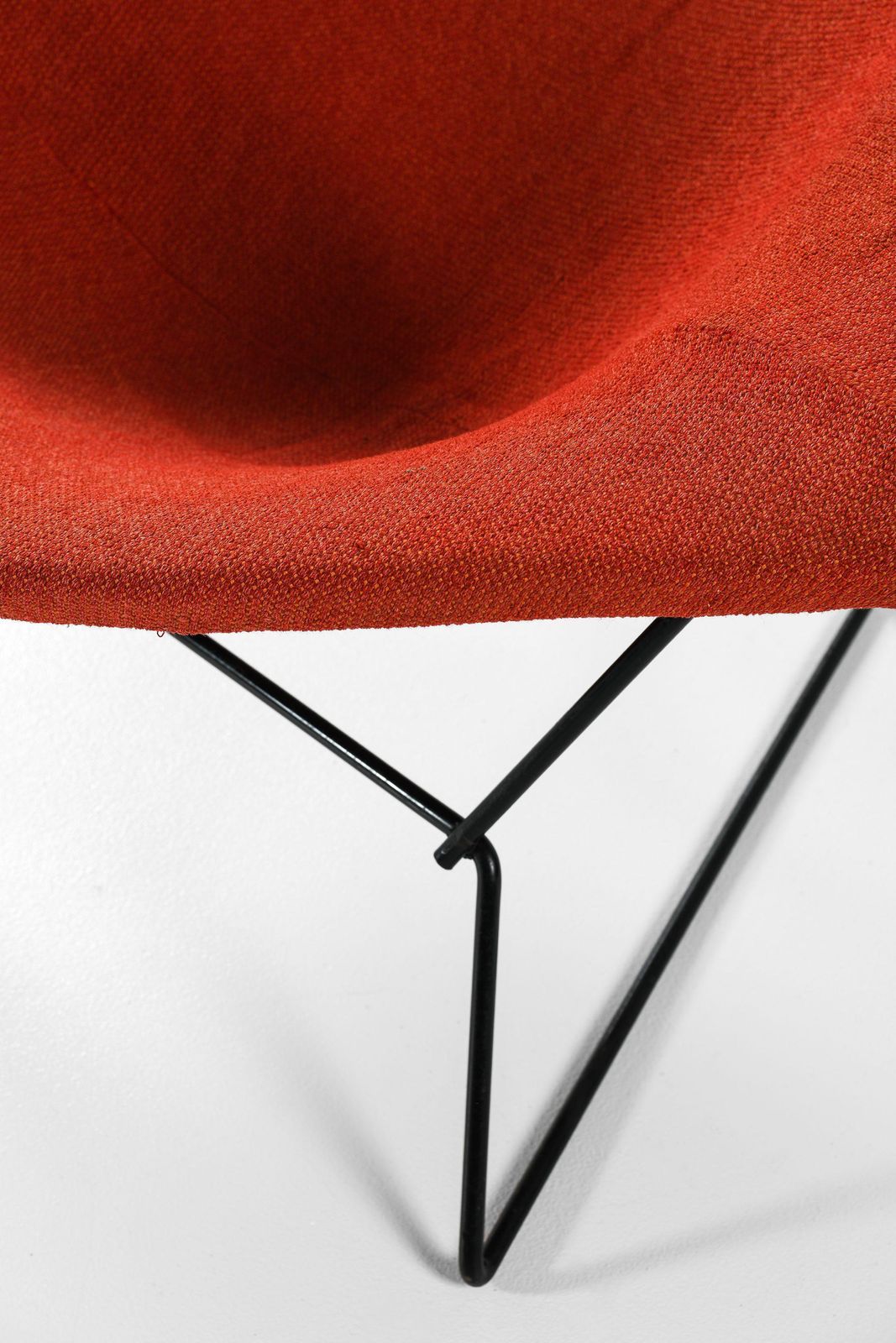 photo furniture Easy Bird Chair In Black Lacquered Metal And Red Fabric By Harry Bertoia, 1950s