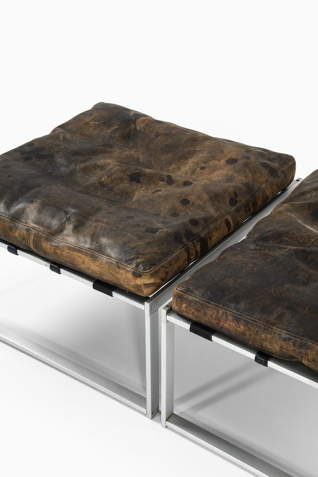 Jörgen Høj Set Of 2 Stools & Side Table In Aluminium, Glass And Leather, 1960s photo for sale
