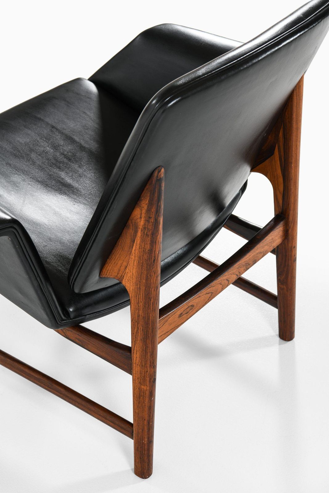 photo furniture Illum Wikkelsø Easy Chair Model 451 By Aarhus Polstrermøbelfabrik In Denmark
