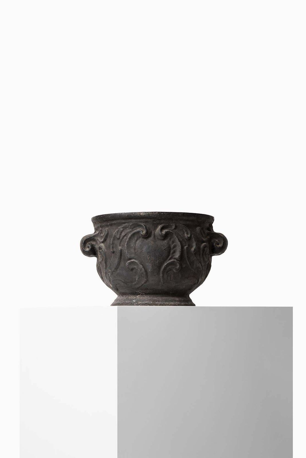 Urn / Planter 'Barockurnan' In Cast Iron By Näfveqvarns Bruk In Sweden photo furniture
