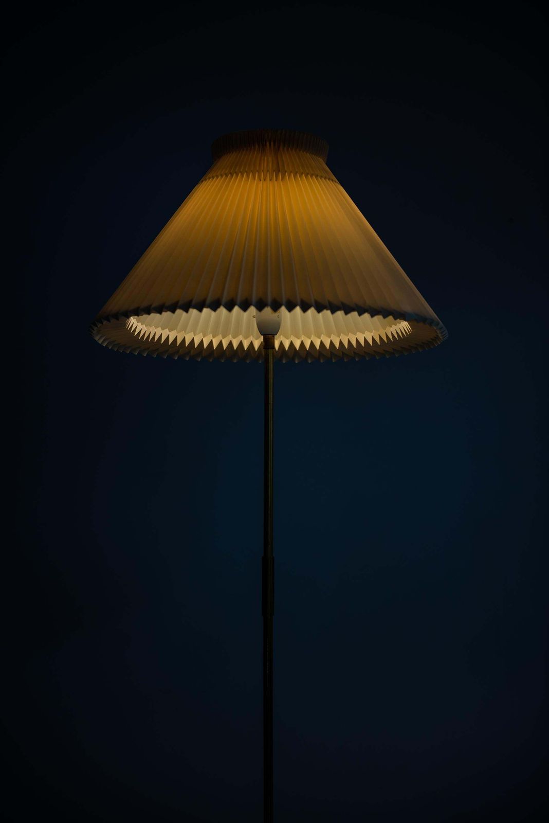 Svend Aage Holm Sørensen Floor Lamp In Brass By Holm Sørensen & Co. In Denmark photo vinterior