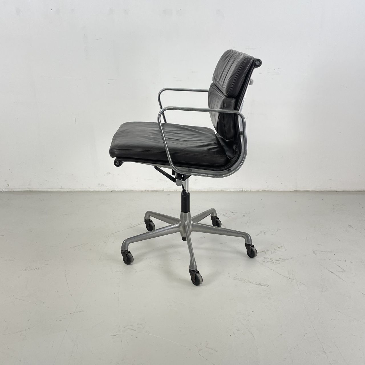 Eames Herman Miller Dark Brown Leather Soft Pad Group photo vinterior