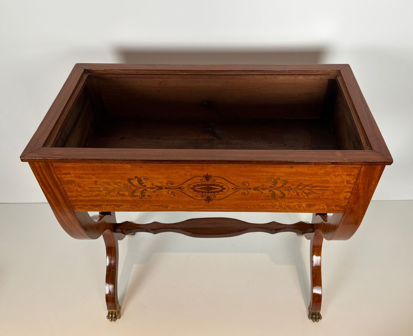 photo vintage Mahogany Jardinière With Amaranth Inlay And "X" Base And Bronze Claw Feet From The Charles X Period