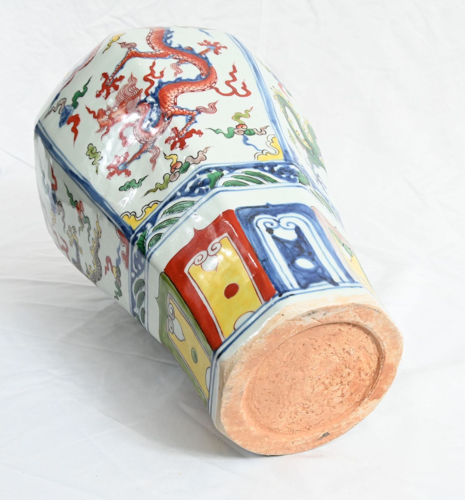Single Chinese Wucai Porcelain Vase Dragon Urn photo vinterior