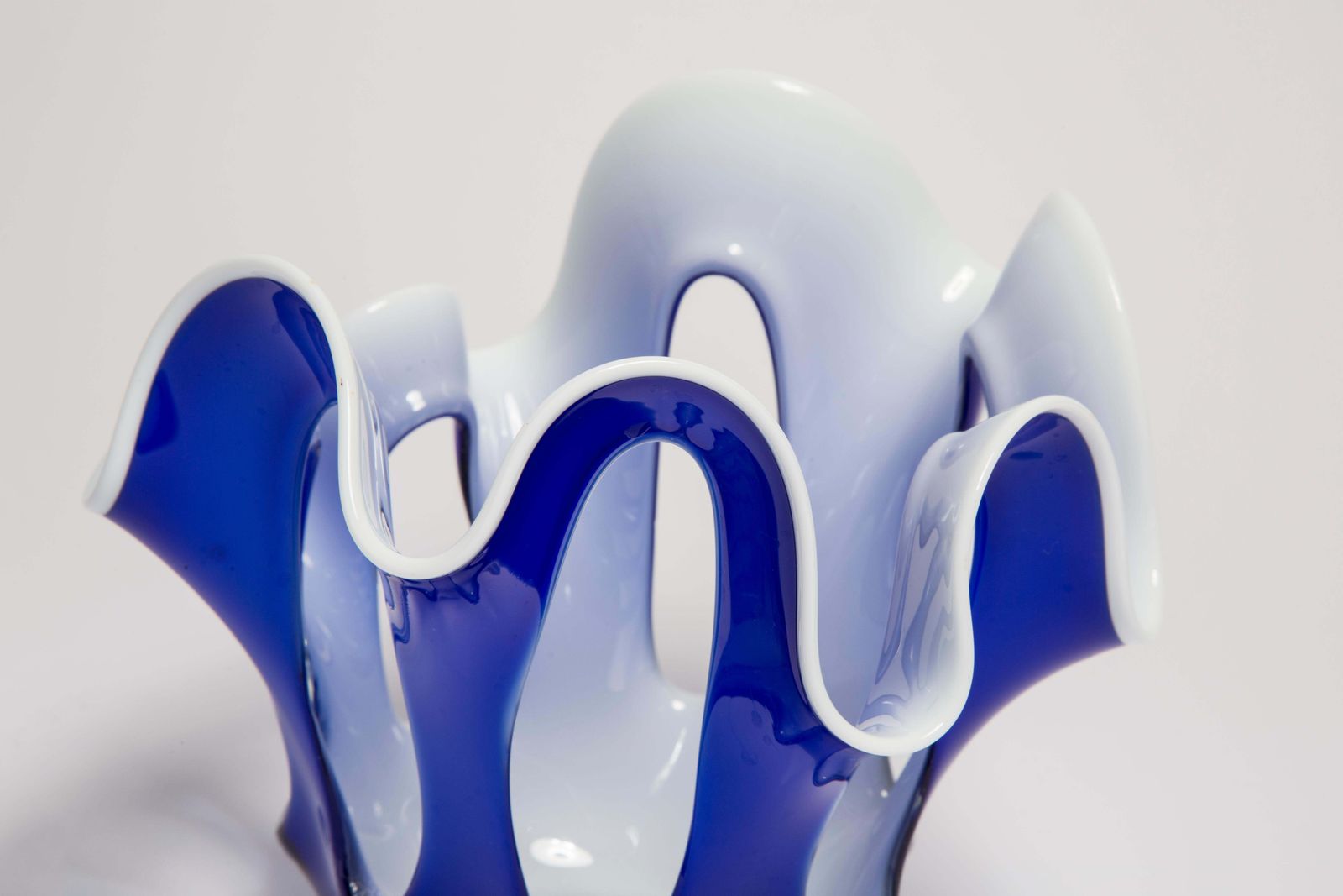 Mid Century Vintage Artistiek Glazen Vaas In Blauw En Wit, Europa, Jaren 1970 photo 145.0