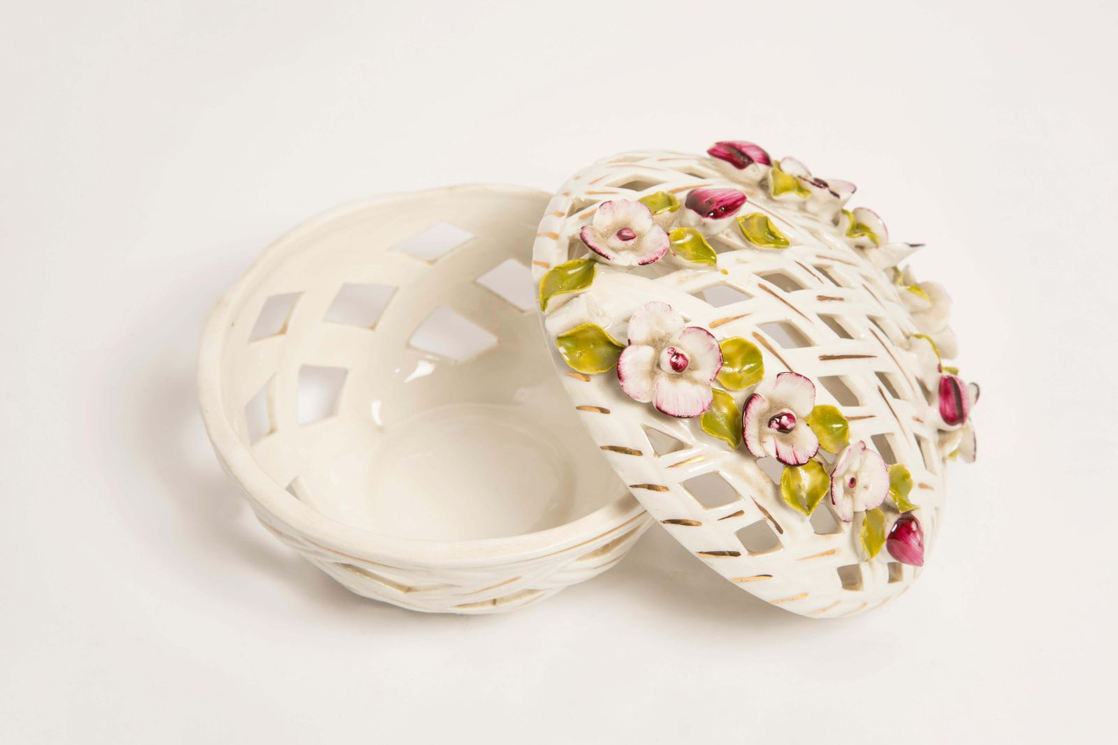 Midcentury Porcelain Roses Casket, Cigarette Case, Or Jewelry Box, Italy, 1960s photo vintage