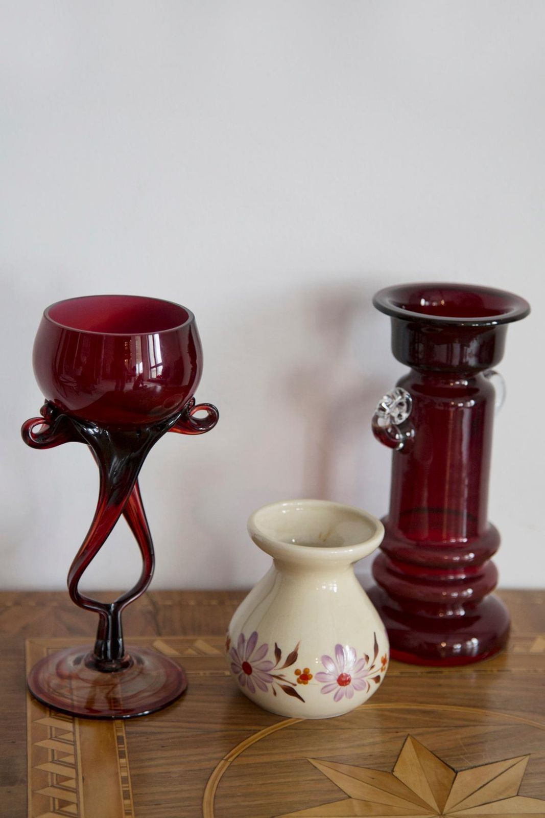 Mid Century Vintage Donkerrood Artistiek Glazen Vaas, Kandelaar, Europa, Jaren 1970 photo furniture