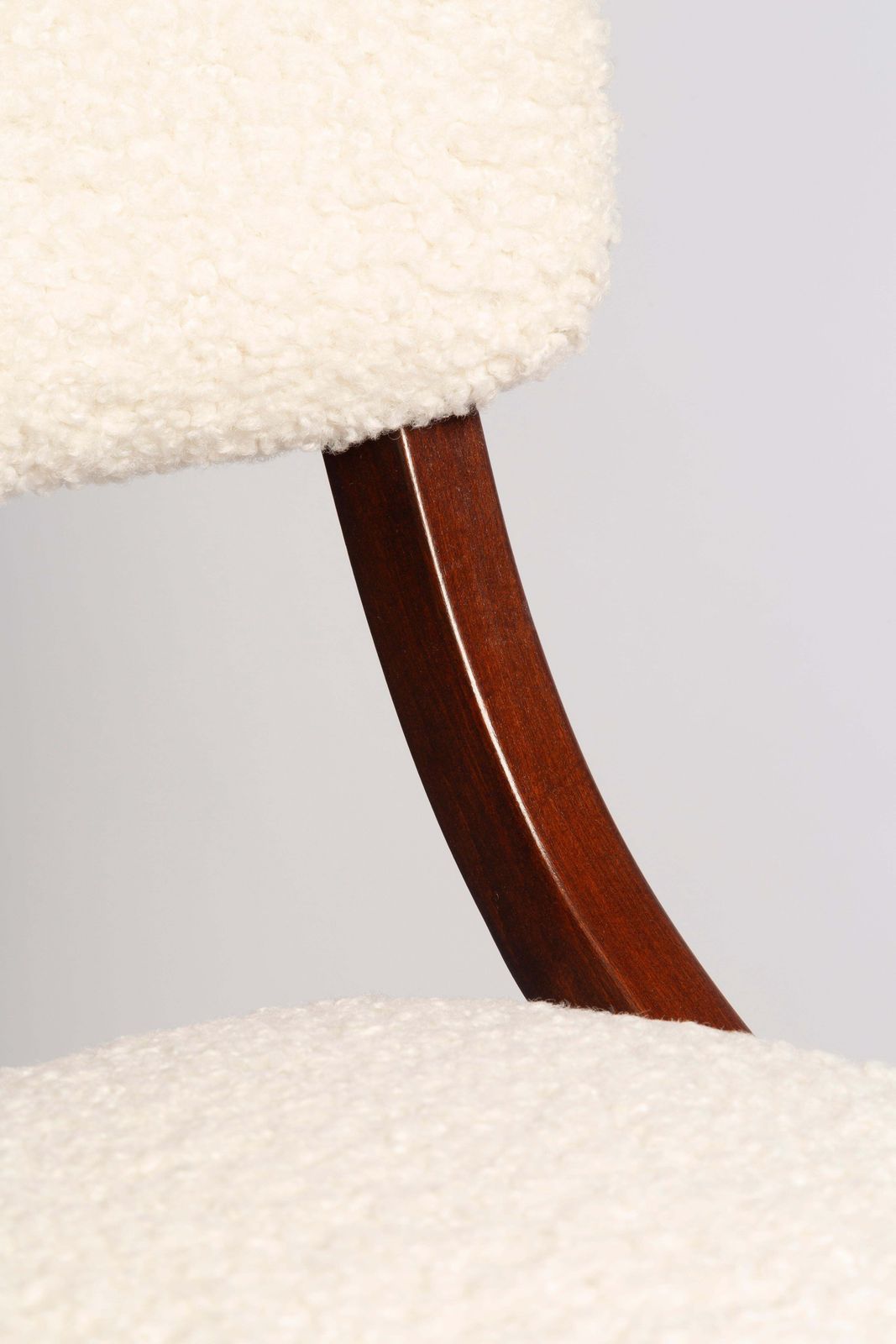 photo furniture Mid Century Modern Bumerang Chair, Lichtcrème Witte Bouclé, Polen, Jaren 1960