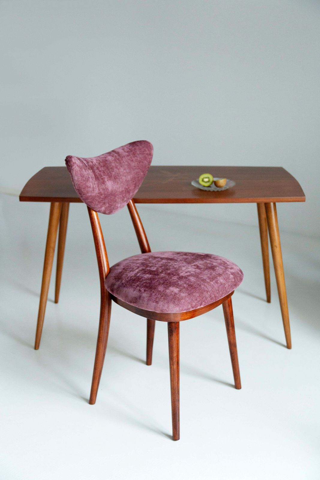Mid Century Bordeauxroze Violet Fluwelen Hartstoel, Europa, Jaren 1960 photo 510.0