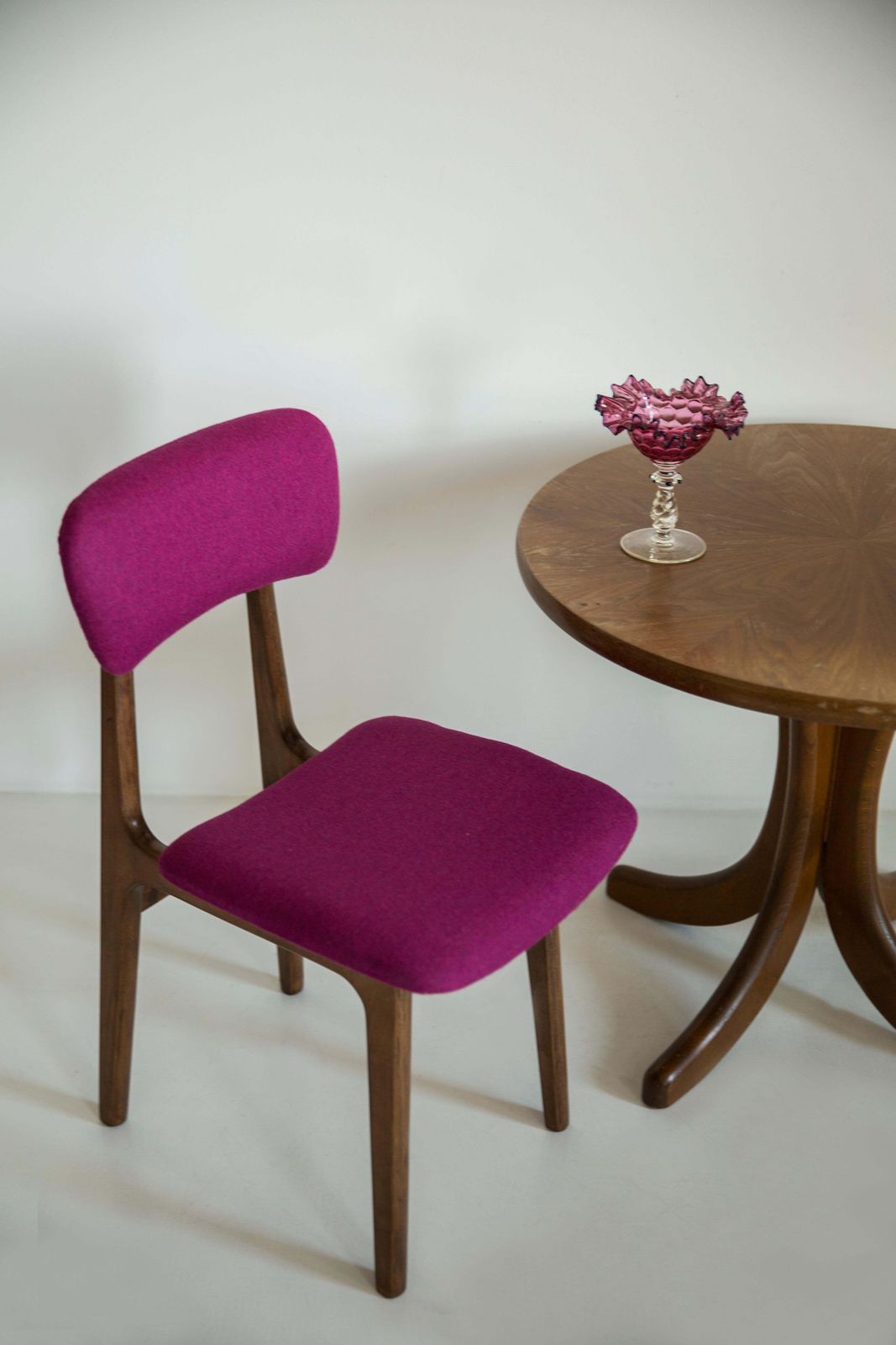 photo vintage Mid Century Fuchsia Pink Wool Chair, Walnut Wood, Rajmund Halas, Europe, 1960s