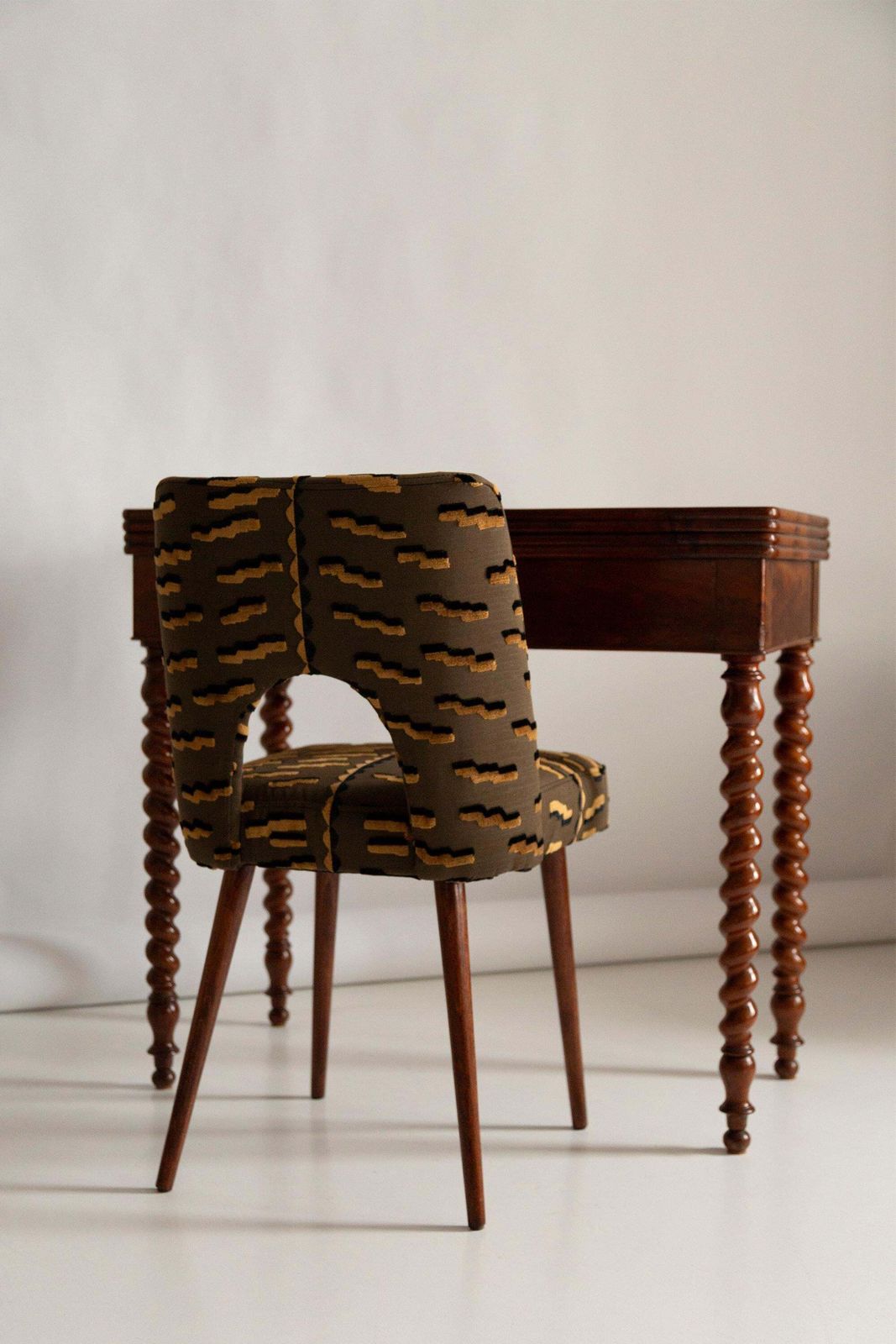 Mid-Century bruine Tiger Beat Jacquard velours stoel met schelpvormige rugleuning, Europa, jaren 1960 photo for sale