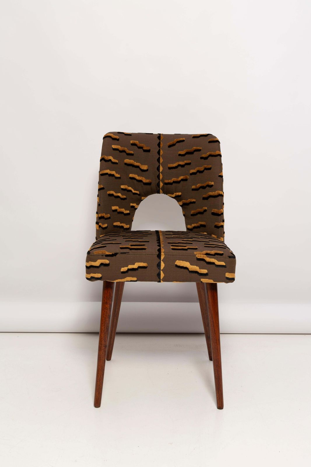 photo furniture Mid-Century bruine Tiger Beat Jacquard velours stoel met schelpvormige rugleuning, Europa, jaren 1960