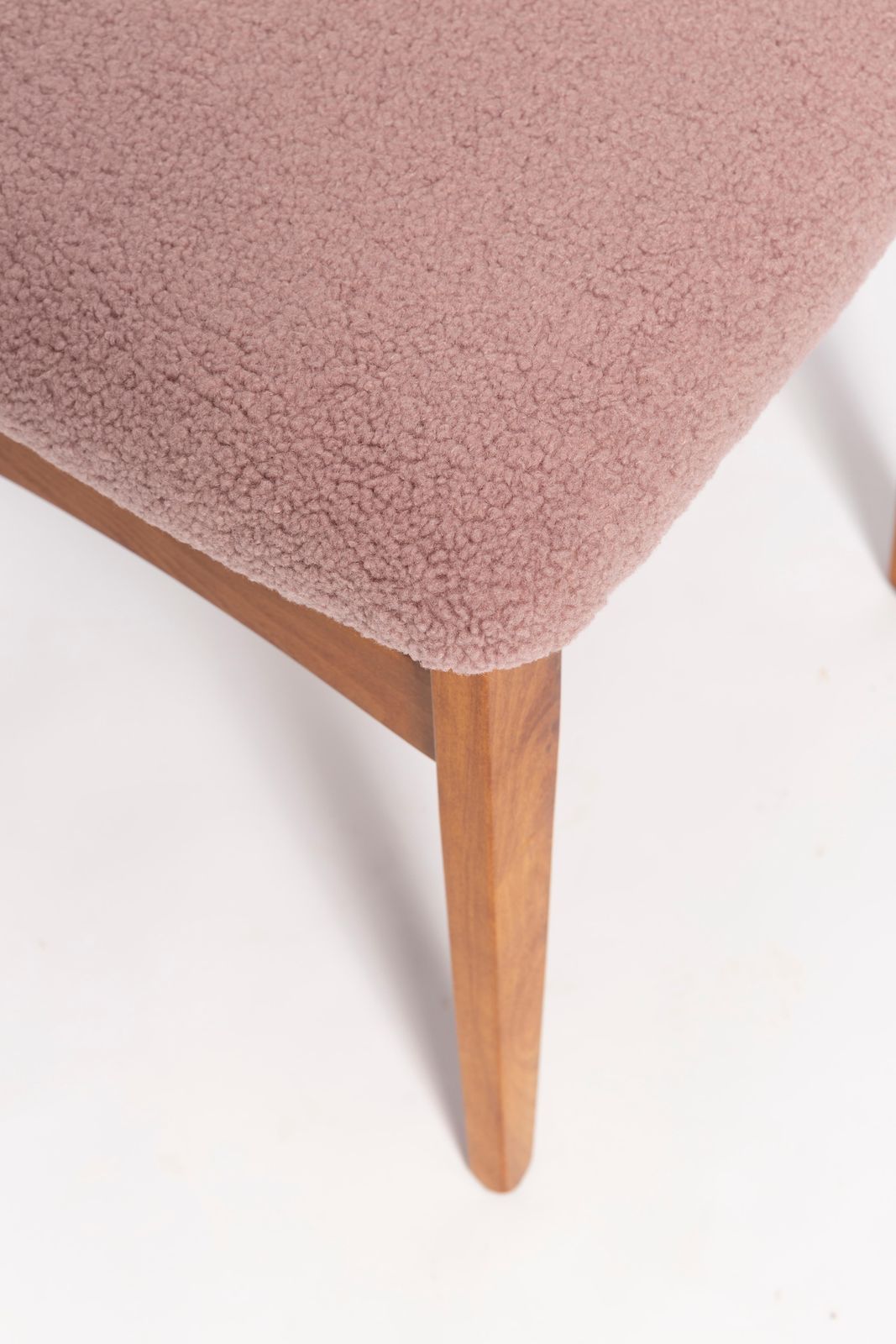 photo furniture Mid Century Roze Boucle Fauteuil, Licht Hout, M. Zielinski, Europa, Jaren 1960