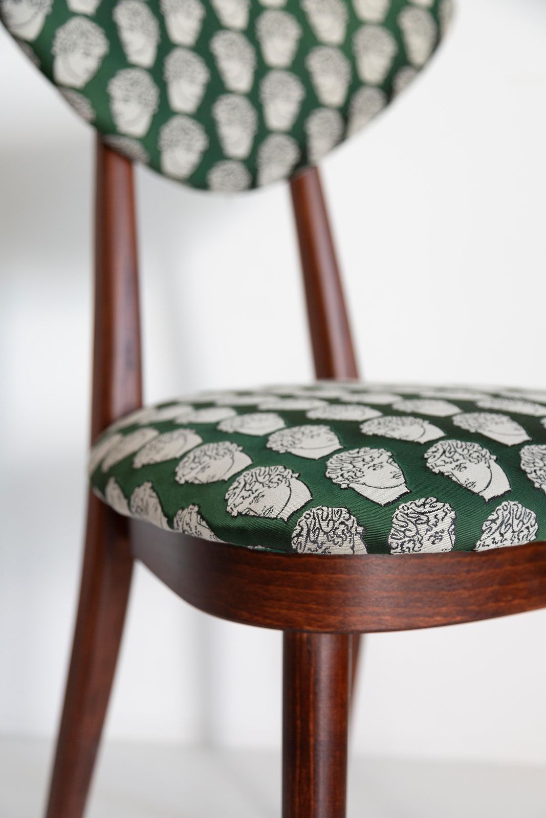 Mid Century David Print Emerald Satin, Walnoothouten Hartenstoel, Europa, Ca. Jaren 1960 photo for sale
