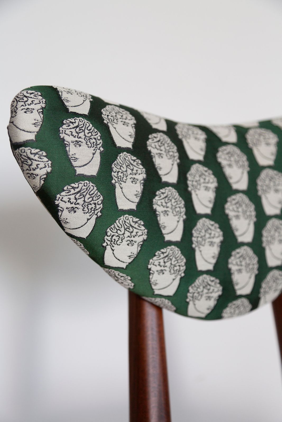 Mid Century David Print Emerald Satin, Walnoothouten Hartenstoel, Europa, Ca. Jaren 1960 photo Meubels