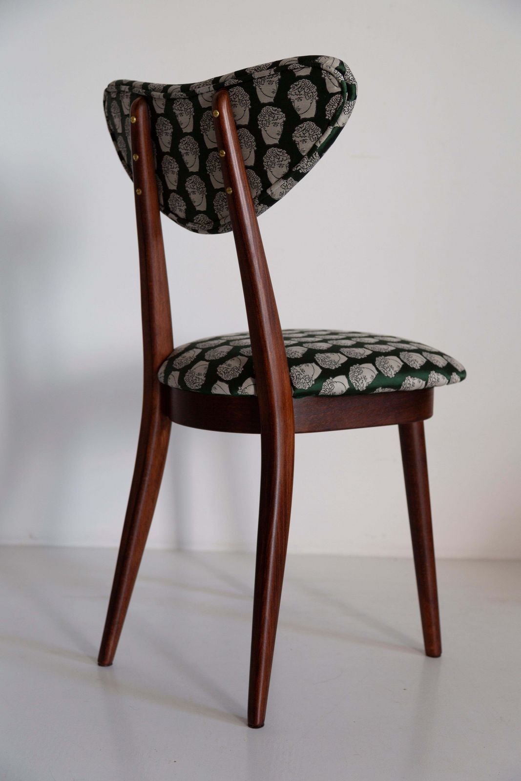 Mid Century David Print Emerald Satin, Walnoothouten Hartenstoel, Europa, Ca. Jaren 1960 photo vinterior
