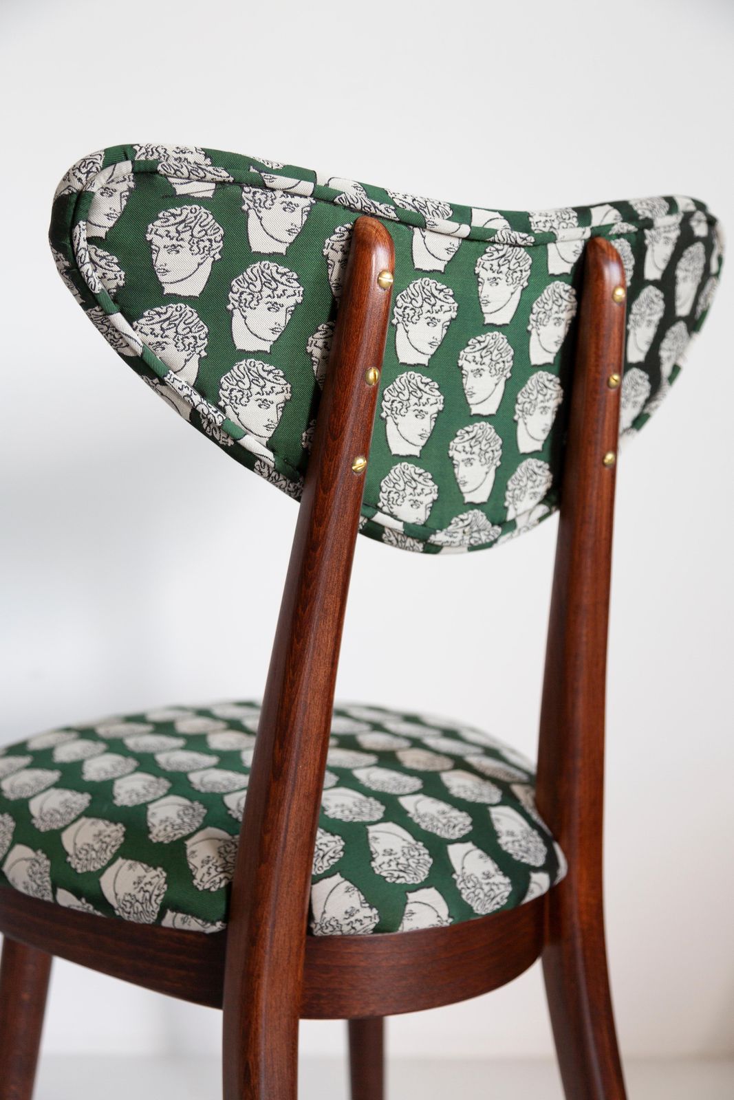 photo furniture Mid Century David Print Emerald Satin, Walnoothouten Hartenstoel, Europa, Ca. Jaren 1960