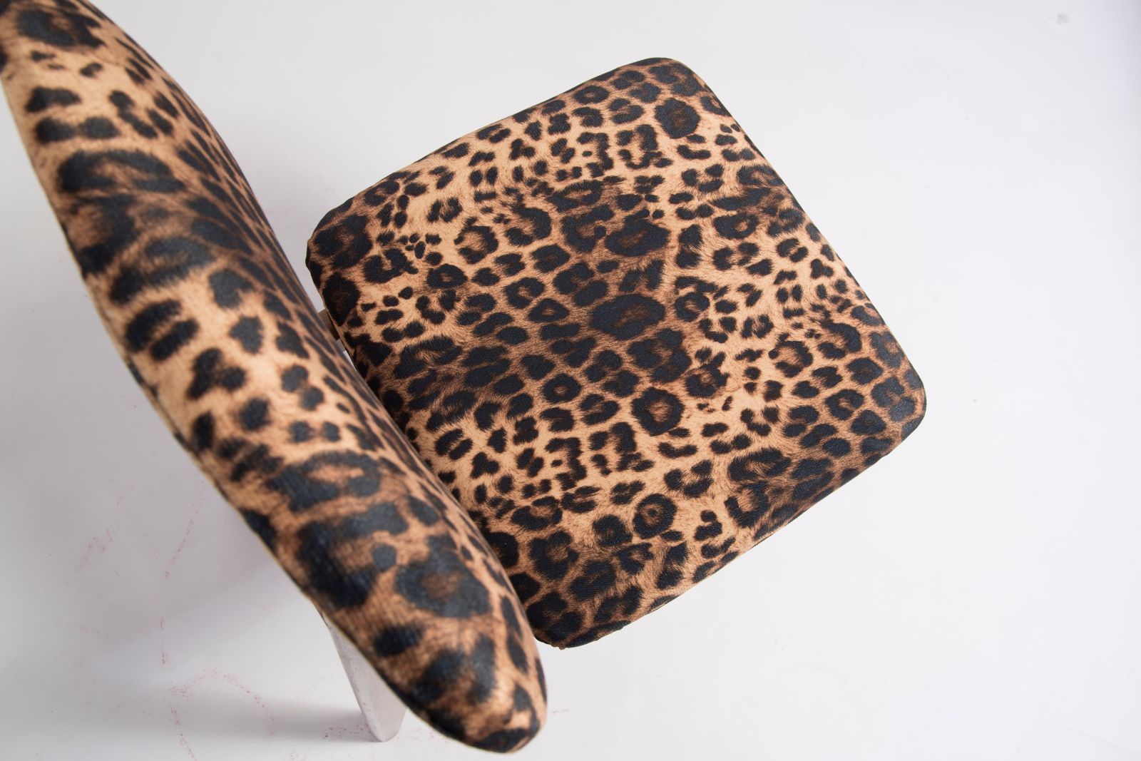 Meubels Mid Century Luipaardfluwelen Fauteuil, Walnouthout, Rajmund Halas, Polen, Jaren 1960 photo