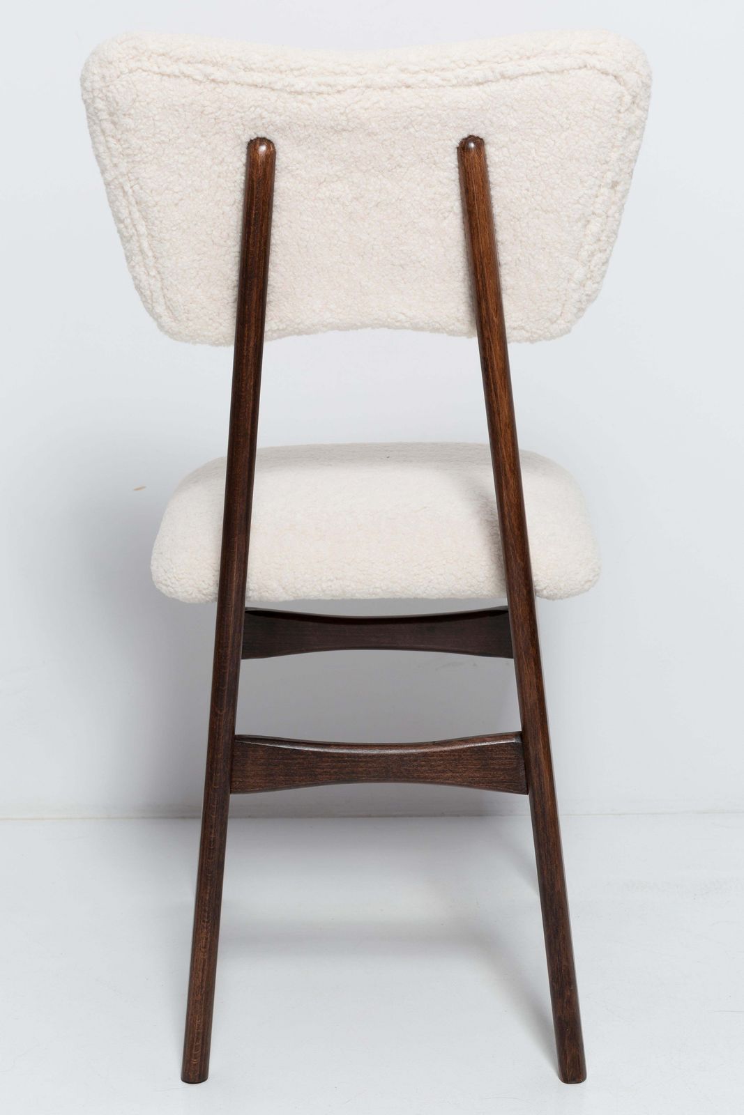 photo furniture 20th Century Light Crème Boucle Walnut Wood Butterfly Chair, Europe, 1960.