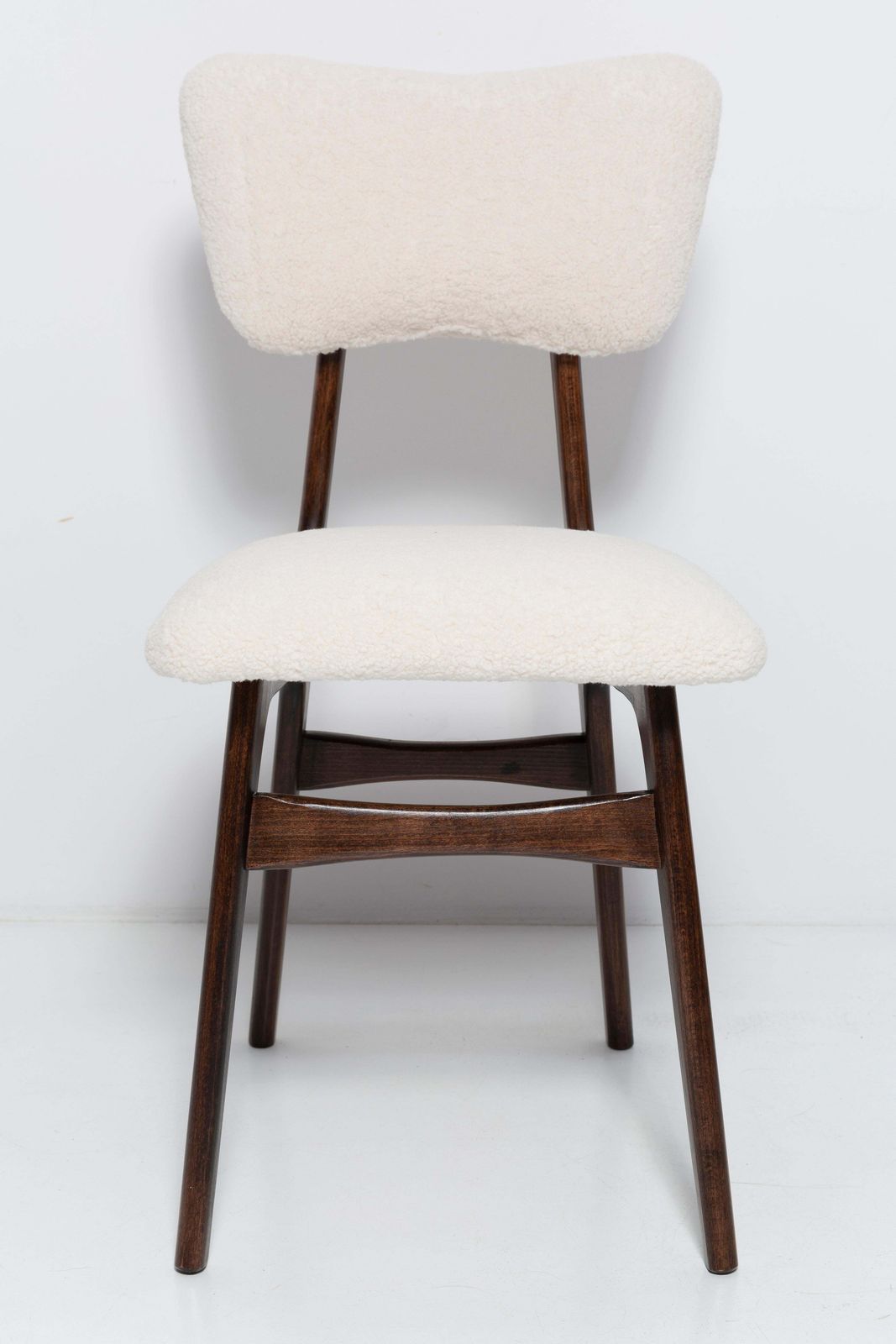 photo for sale 20e Eeuwse Lichtcrème Bouclé Fauteuil In Walnootkleur, Europa, 1960.