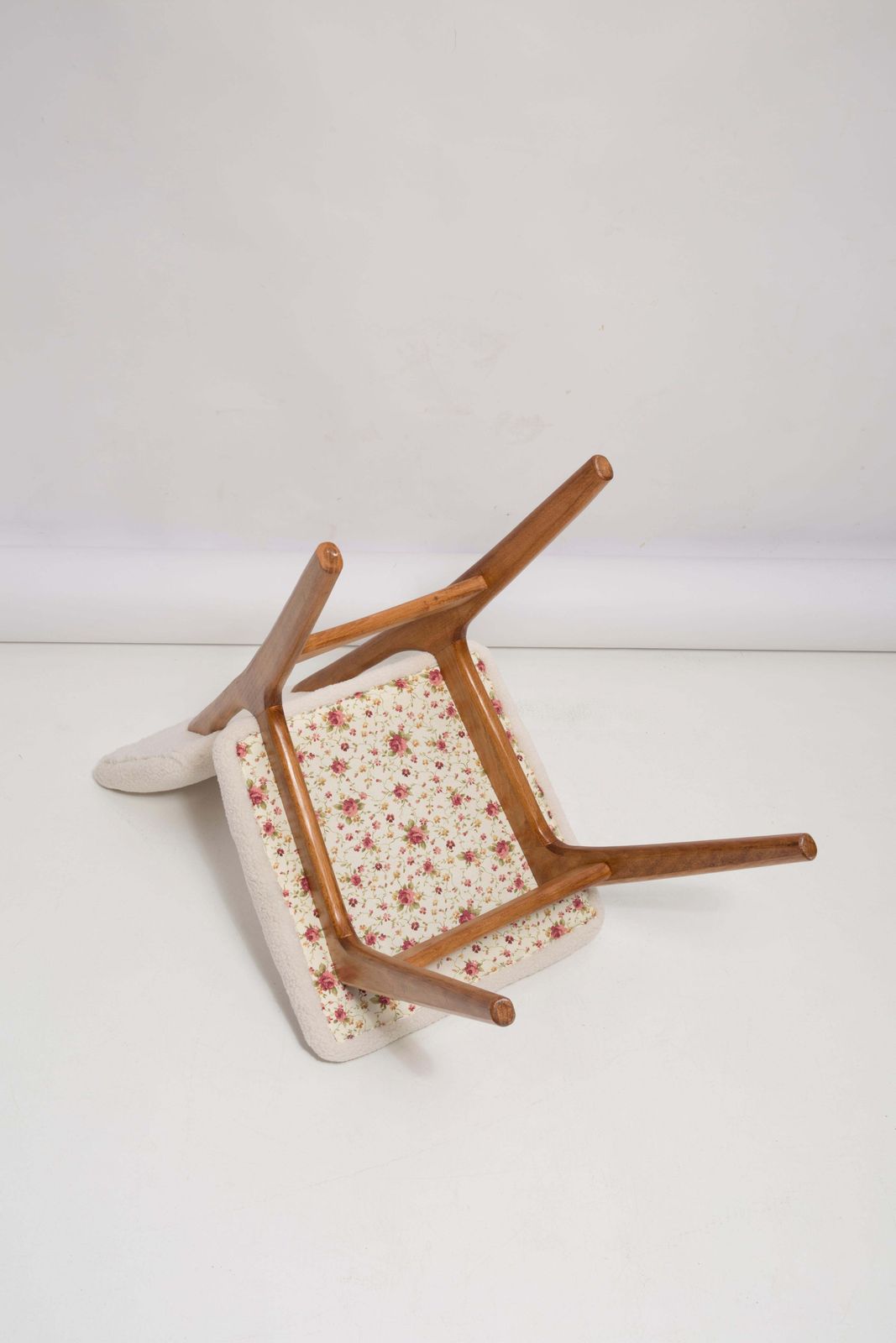 photo vinterior 20th Century Light Crème Boucle Oak Wood Butterfly Chair, Europe, 1960