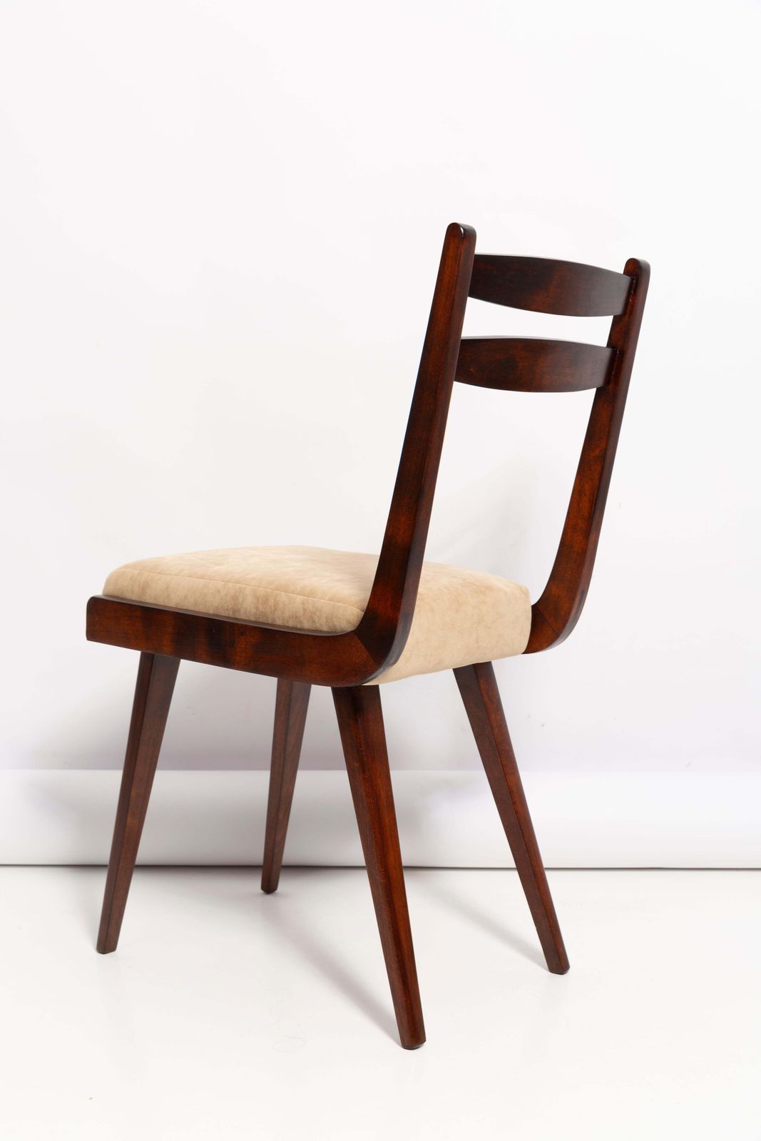 595.0 Mid Century Gazelle II Fauteuil, Beige Velours, Walnoothout, Europa, Jaren 1960 photo