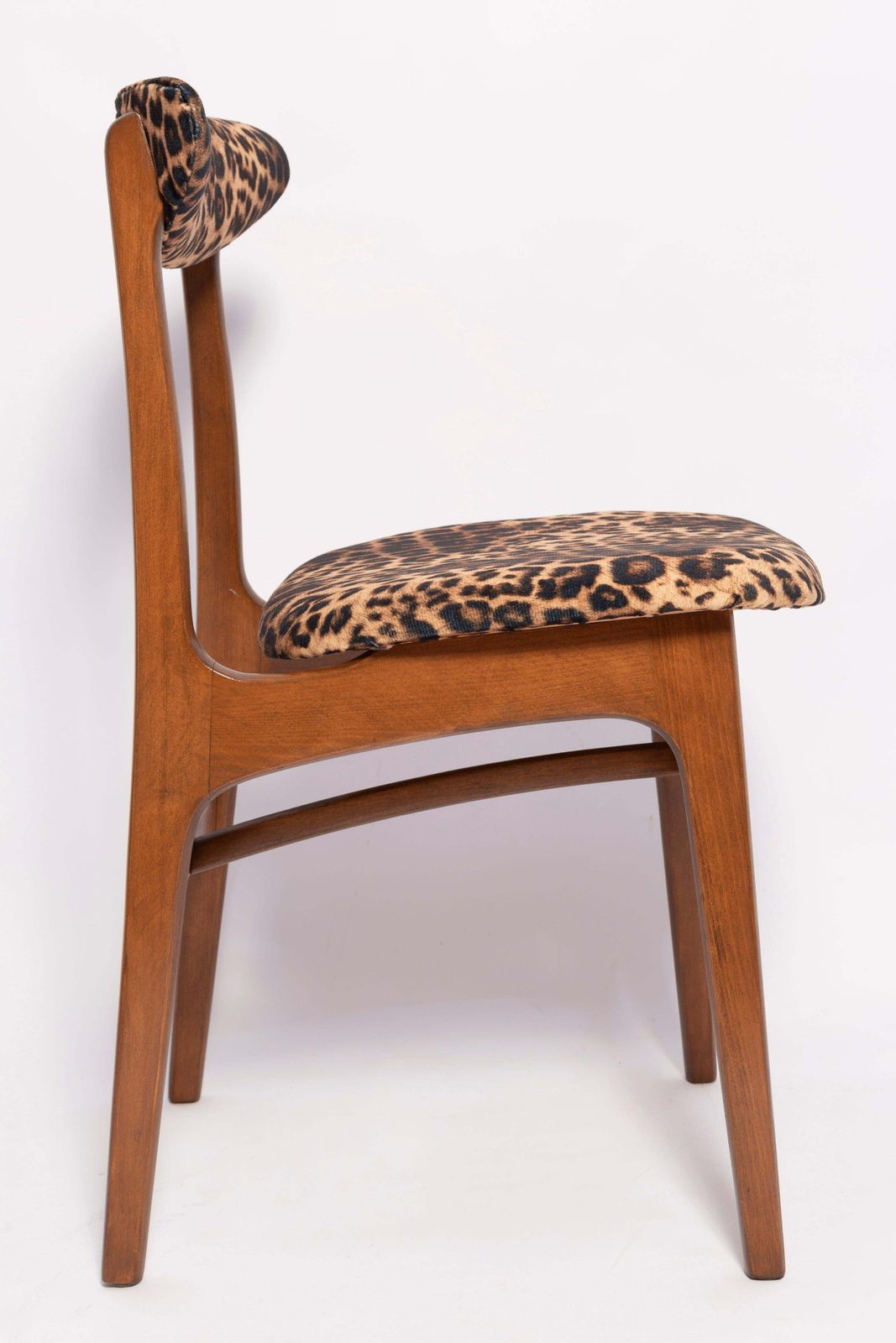 Mid Century Luipaardfluwelen Fauteuil, Walnouthout, Rajmund Halas, Polen, Jaren 1960 photo for sale