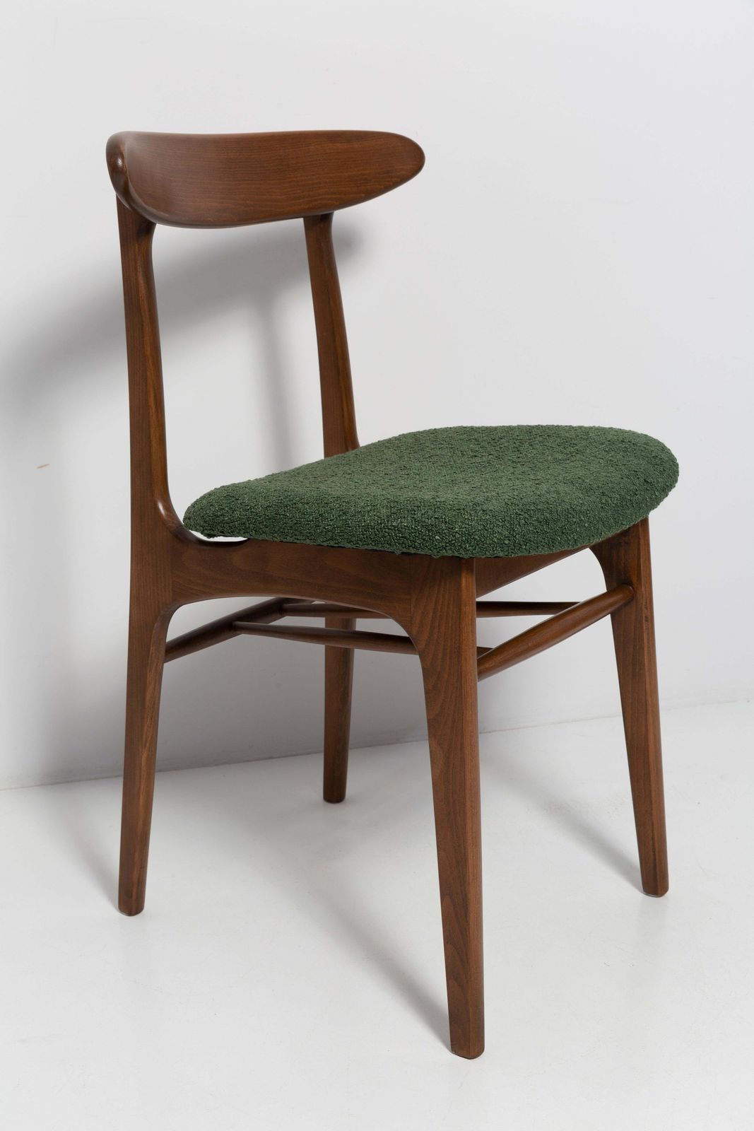 Mid Century Groene Bouclé Fauteuil, Walnouthout, Rajmund Halas, Polen, Jaren 1960 photo for sale