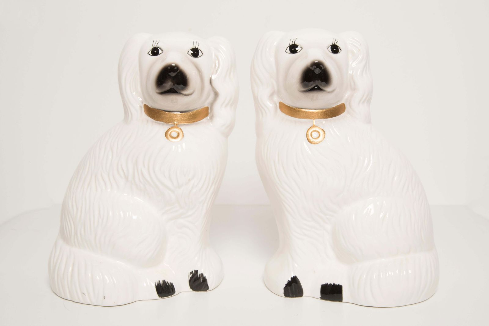 Paar Mid Century Witte Spaniël Honden Sculpturen, Staffordshire, Engeland, Ca. Jaren 1960 photo furniture