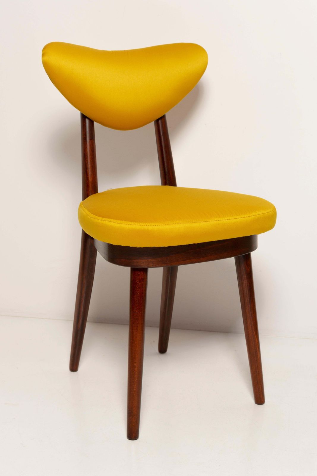 Mid Century Hartvormige Stoel In Geel Satijn Dedar Gildo Stof, Europa, Jaren 1960 photo vinterior