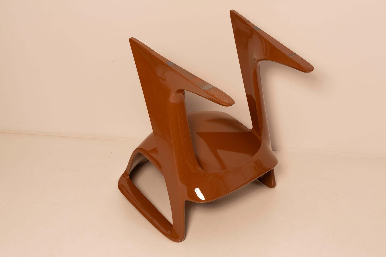 photo vinterior Mid Century Mocha Mousse Pantone Kangaroo Chair, Door Ernst Moeckl, Duitsland, 1968