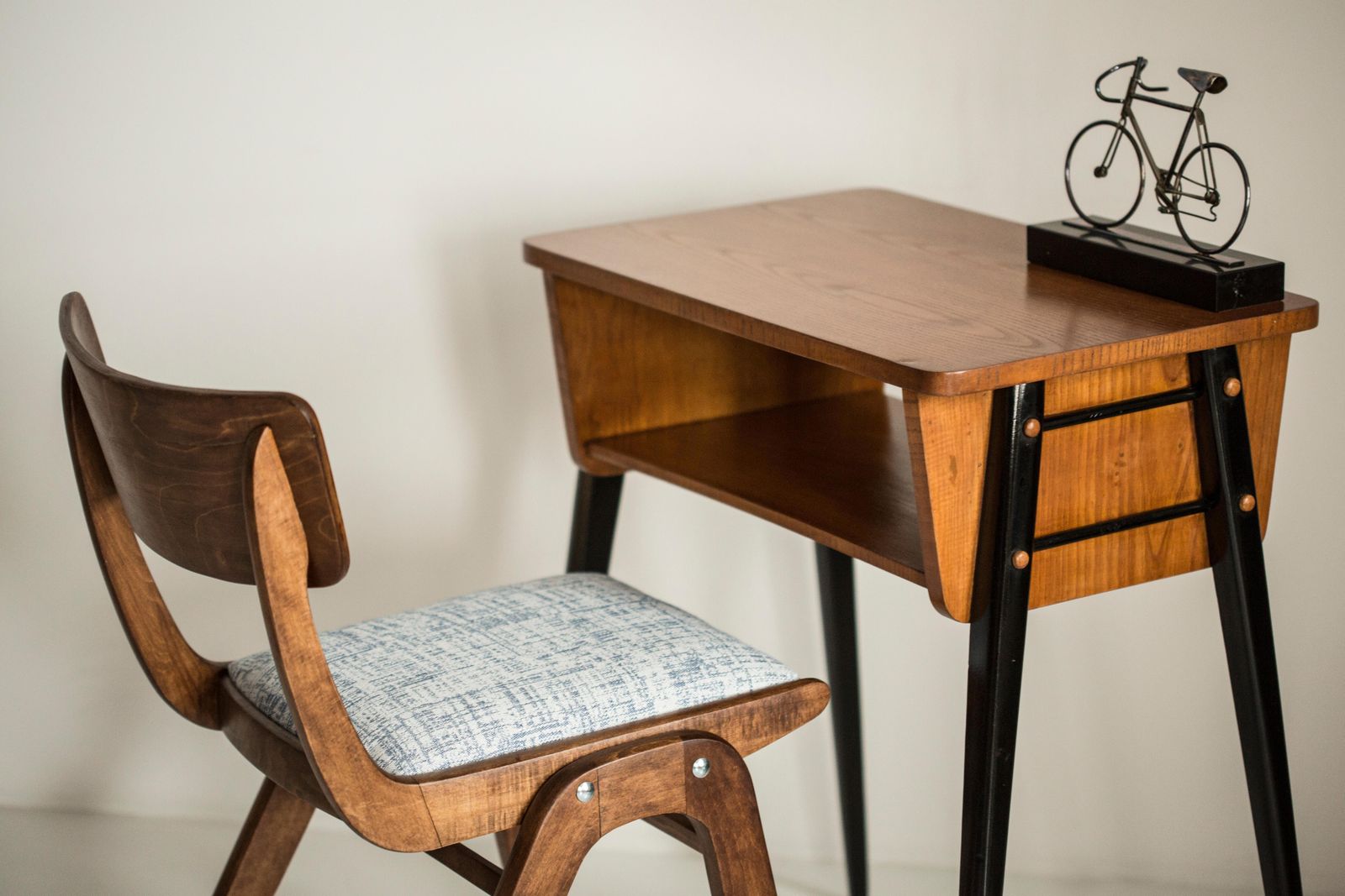 Vier Mid Century Stoelen Met Wit Blauw Linnen Bekleding En Donker Hout, Boemerangvorm, Polen, Jaren 1960 photo furniture