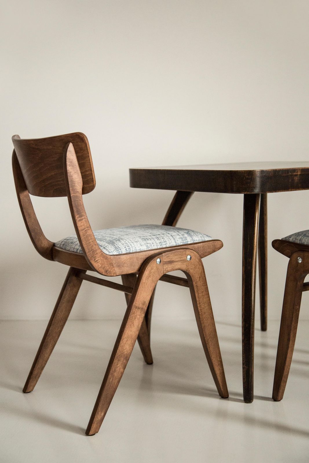 Vier Mid Century Stoelen Met Wit Blauw Linnen Bekleding En Donker Hout, Boemerangvorm, Polen, Jaren 1960 photo 1871.0