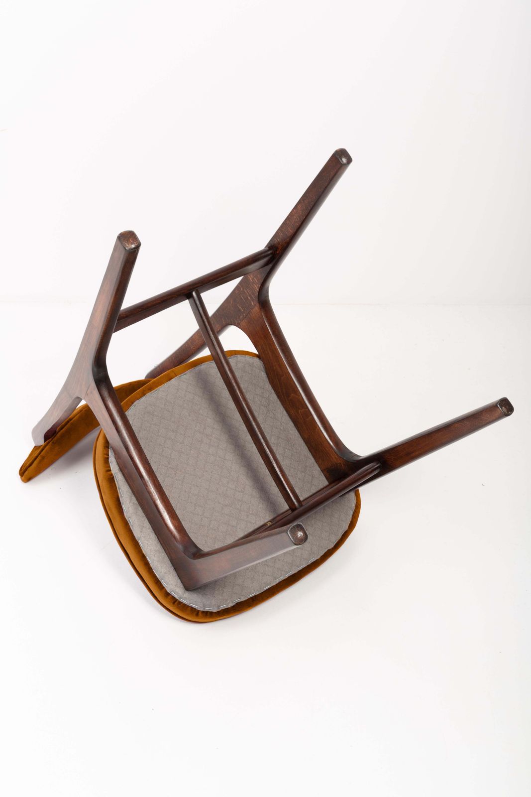 Meubels Vier 20e Eeuwse Stoelen In Koperkleurig Velours, Ontworpen Door Rajmund Halas, Europa, Jaren 1960 photo