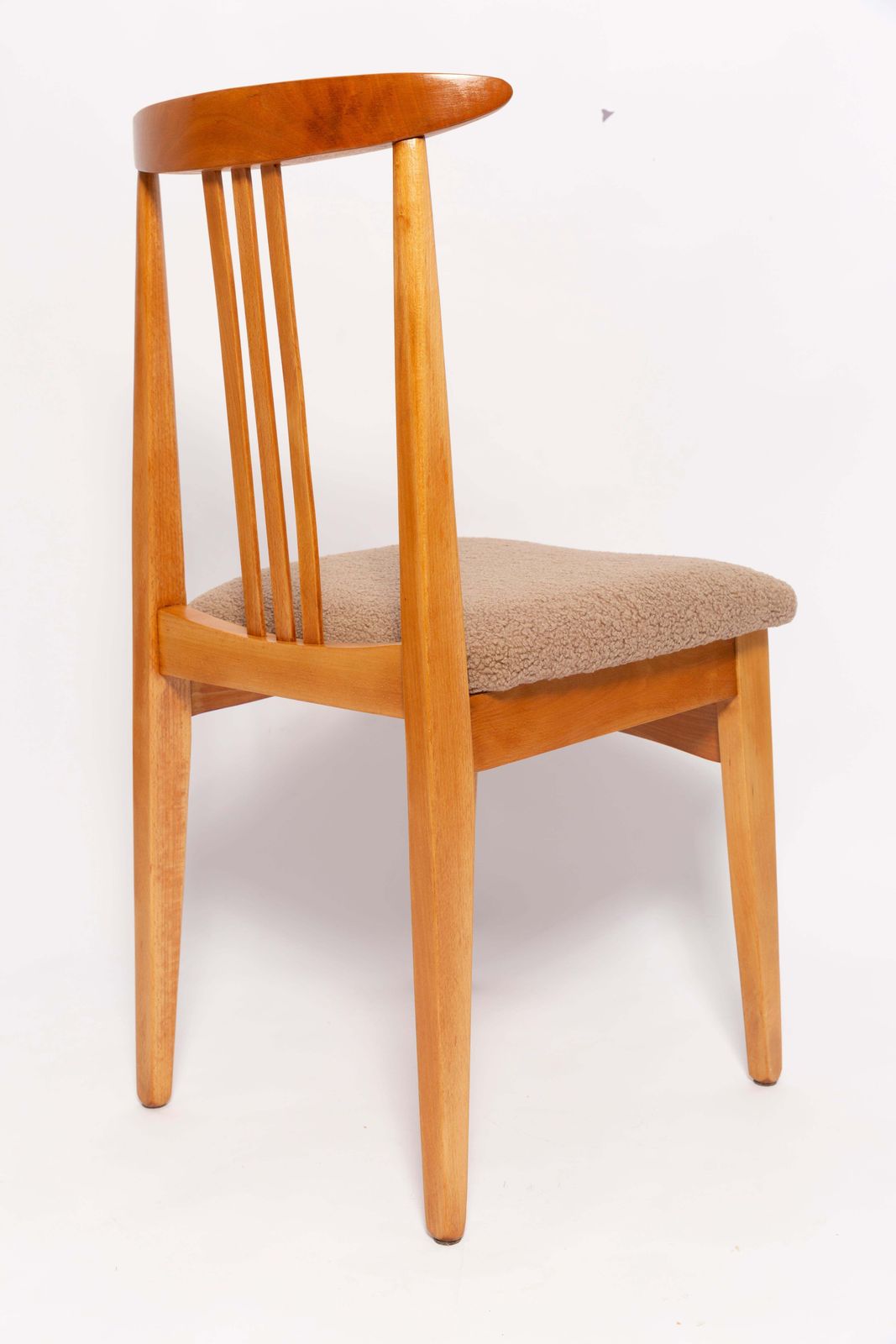 Set Van 4 Mid Century Stoelen, Latte Bouclé, Licht Hout, M. Zielinski, Europa, Ca. Jaren 1960 photo vinterior