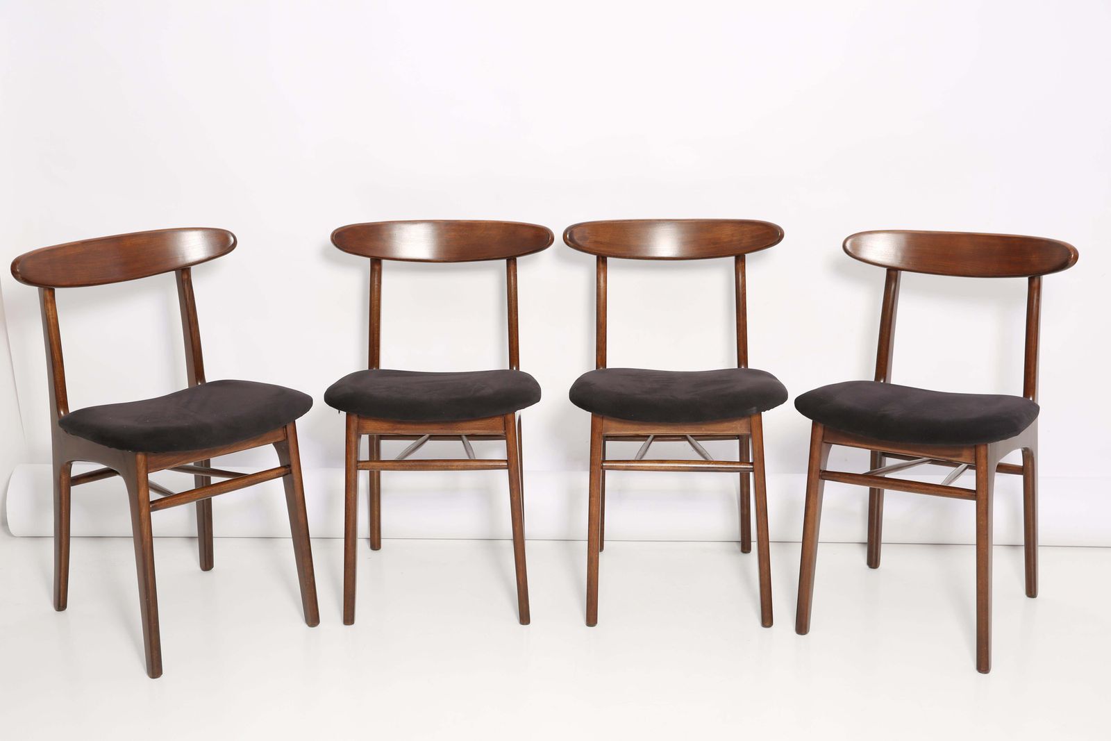 Set Van Vier Mid Century Stoelen Met Zwart Fluwelen Bekleding, Van Rajmund Halas, Polen, Jaren 1960 photo furniture