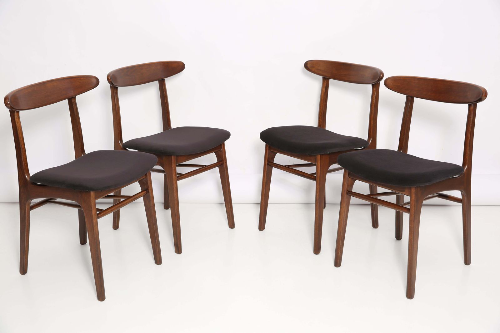 Set Van Vier Mid Century Stoelen Met Zwart Fluwelen Bekleding, Van Rajmund Halas, Polen, Jaren 1960 photo for sale