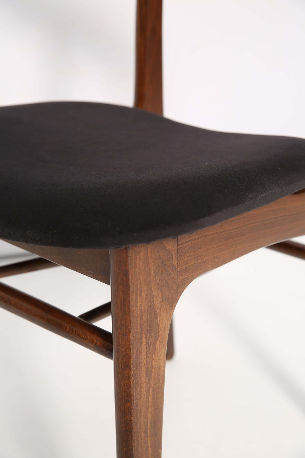 photo for sale Set Van Vier Mid Century Stoelen Met Zwart Fluwelen Bekleding, Van Rajmund Halas, Polen, Jaren 1960