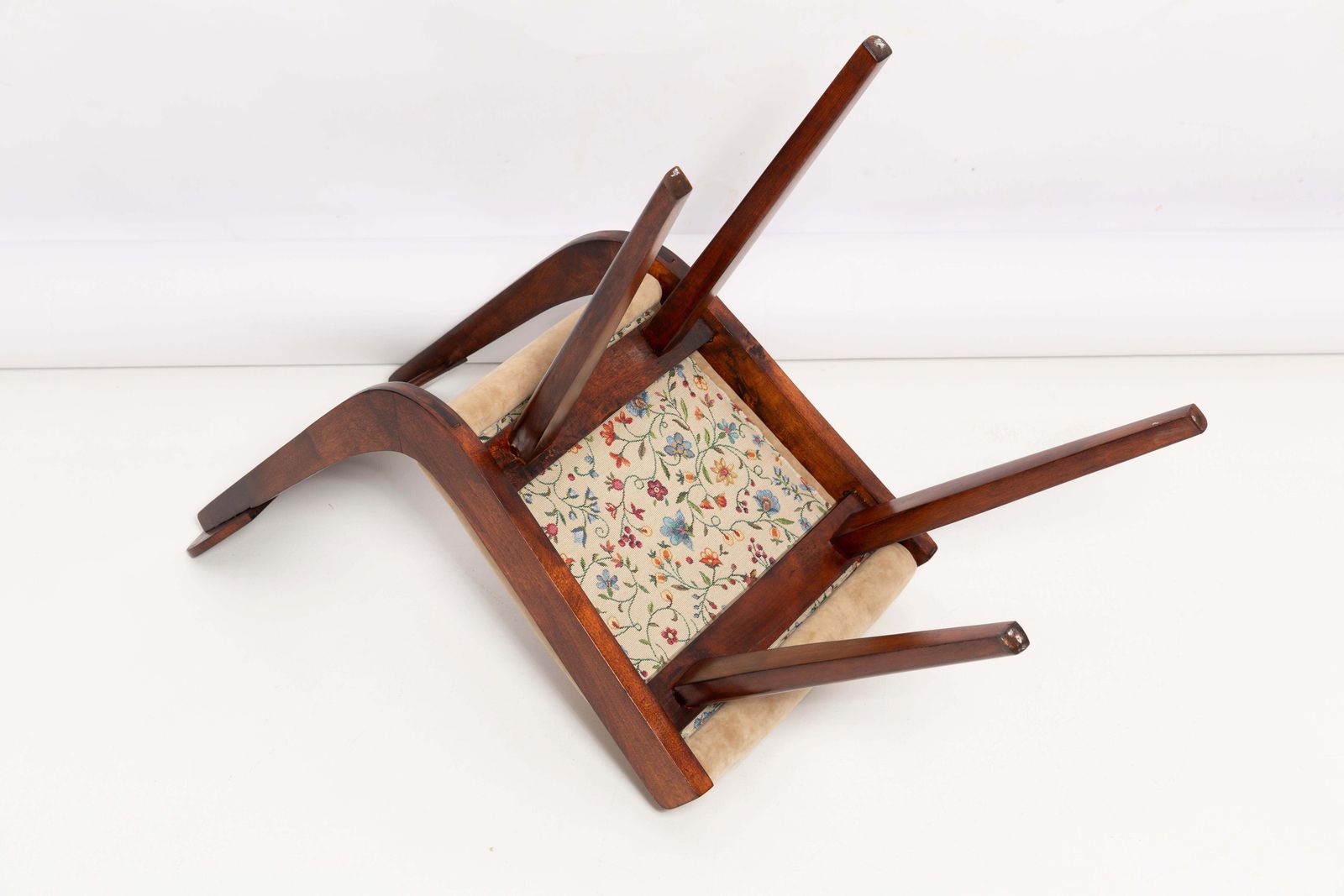 photo vintage Set Van Vier Mid Century Gazelle Stoelen In Beige Hout, Europa, Jaren 1960