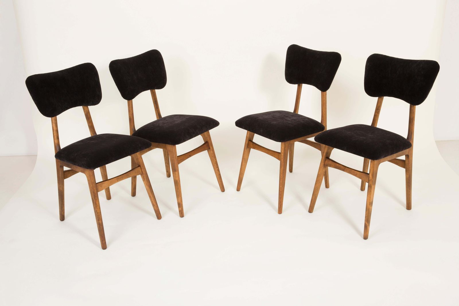 photo furniture Set Van Zes 20e Eeuwse Stoelen Met Zwart Fluweel, Europa, Jaren 1960