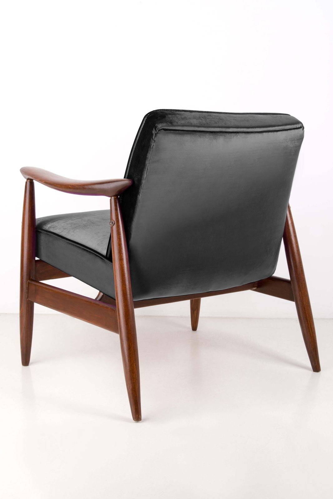 Mid-Century Velvet Zwarte Fauteuil, Ontworpen Door J. Kedziorek, Europa, jaren 1960 photo 1020.0
