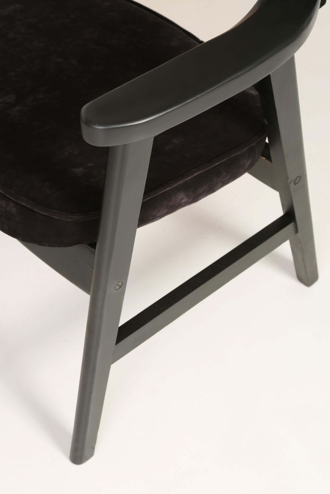 Set Van Vier 20e Eeuwse Buffalo Stoelen Van Zwart Hout En Fluweel, Jaren 1960 photo 2973.0