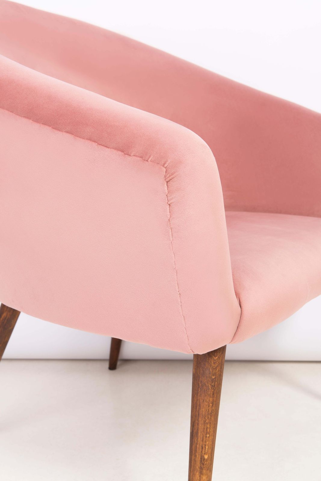 photo vinterior Paar 20e Eeuwse Roze Fluwelen Fauteuils Met Schelpvormige Rugleuning, Ca. Jaren 1960