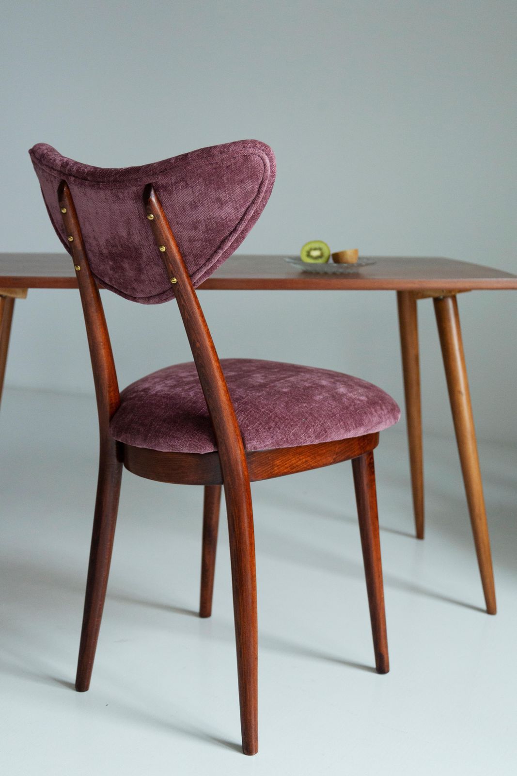 Set Van Zes Mid Century Bordeauxroze Fluwelen Hartstoelen, Europa, Jaren 1960 photo for sale
