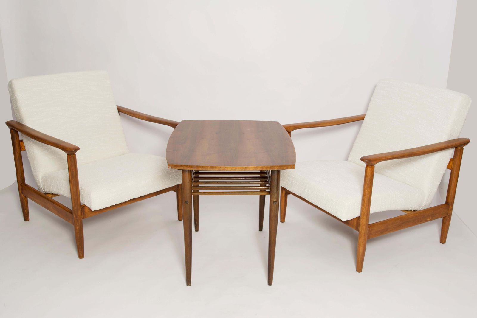Paar Mid Century Witte Bouclé Fauteuils En Tafel, Edmund Homa, Europa, Jaren 1960 photo for sale