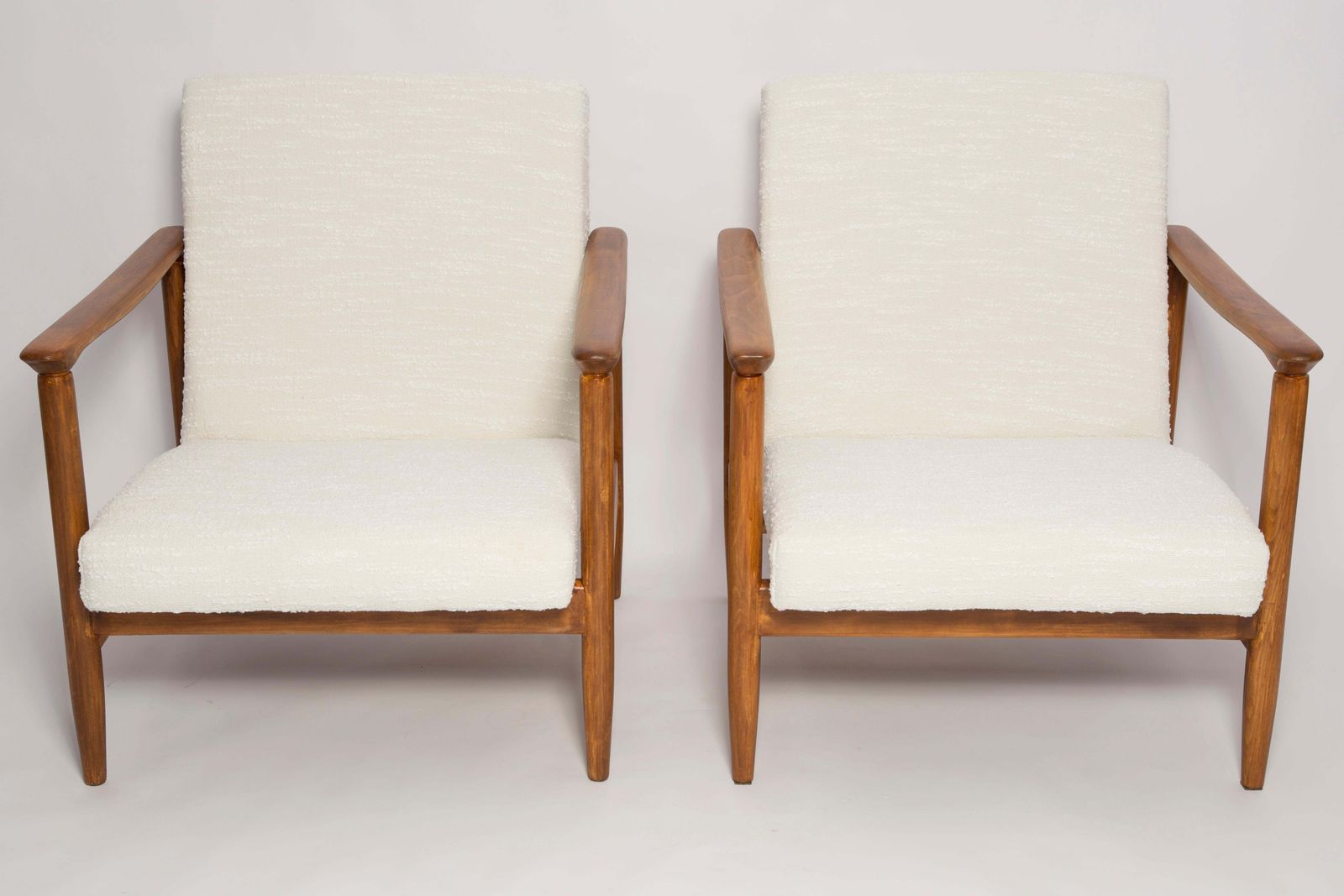 photo vinterior Paar Mid Century Witte Bouclé Fauteuils En Tafel, Edmund Homa, Europa, Jaren 1960