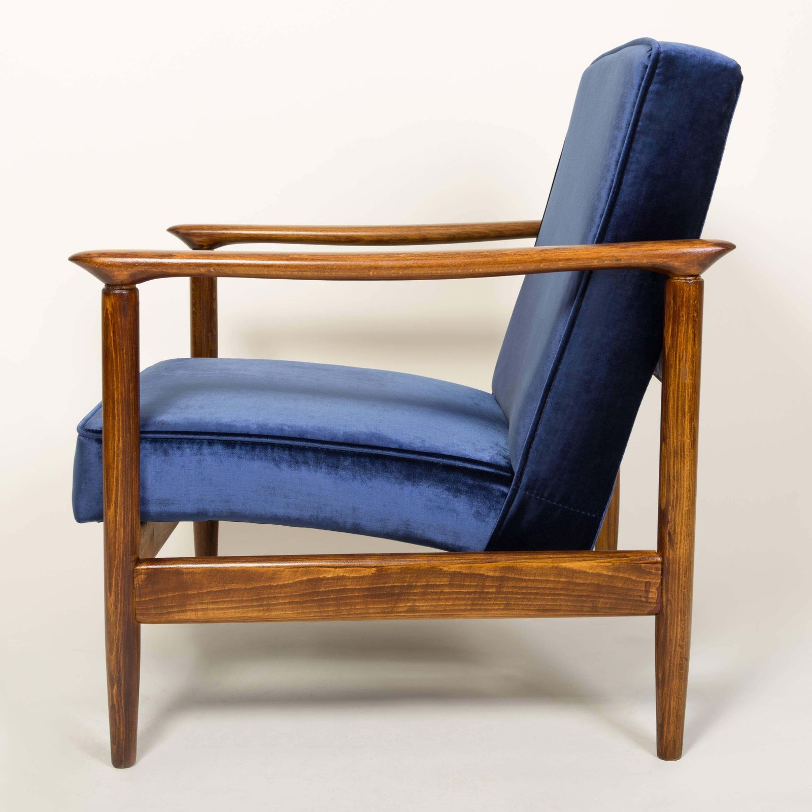 Paar Donkerblauwe Fluwelen Fauteuils, Ontworpen Door Edmund Homa, Jaren 1960 photo for sale